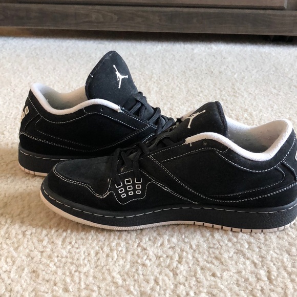 Woman’s Jordan’s - Picture 2 of 4